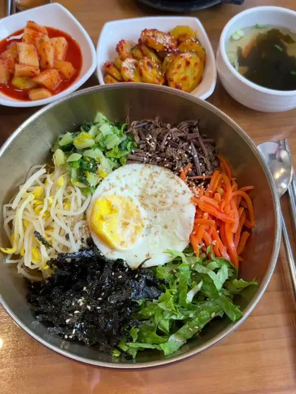 비빔밥 한 상 차림