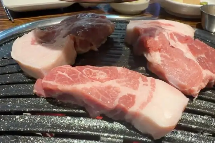 노릇하게 구워진 흑돼지 목살 조각