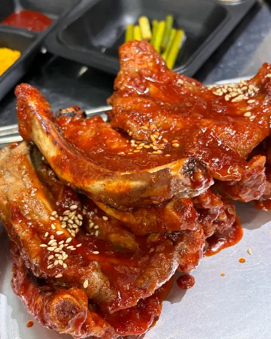 매콤한 양념이 듬뿍 묻어 있는 쪽갈비