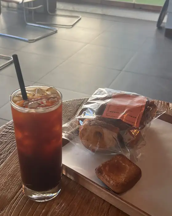 아이스 아메리카노와 빵 조각이 트레이에 담겨 있는 모습
