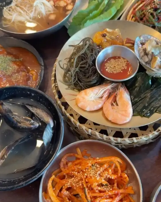다양한 밑반찬과 해산물 무침