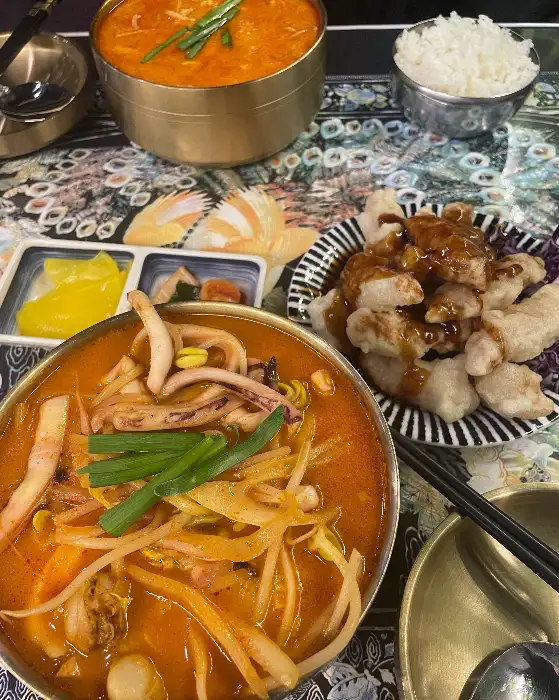 여러 가지 메뉴가 한 상 차려진 모습