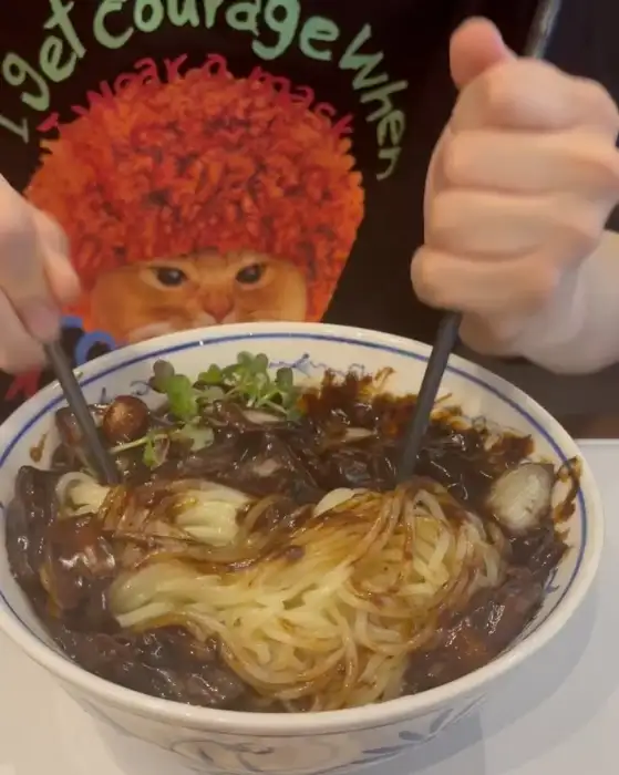 짜장면 비비는 모습