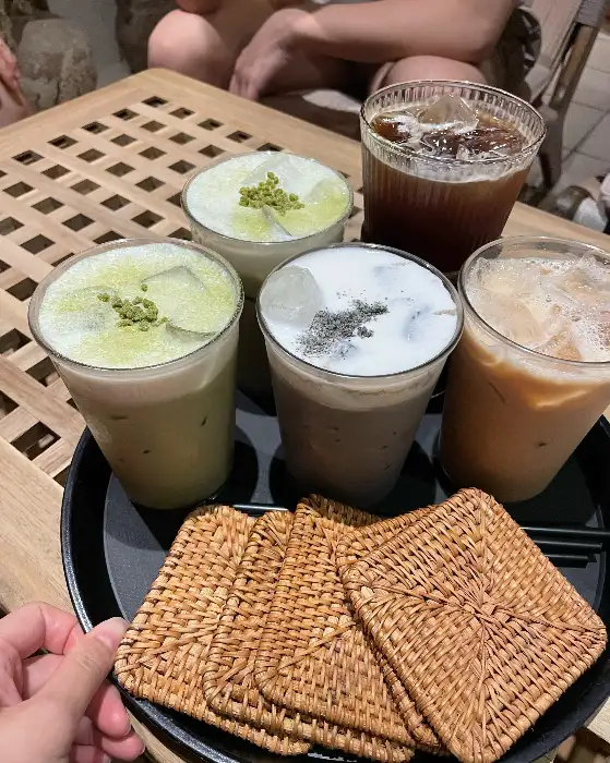 다양한 종류의 음료와 빵이 담긴 트레이