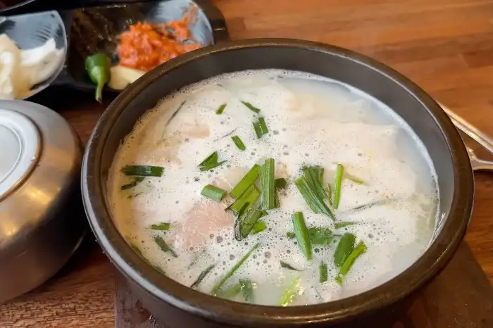 따뜻한 국물과 파가 어우러진 돼지국밥