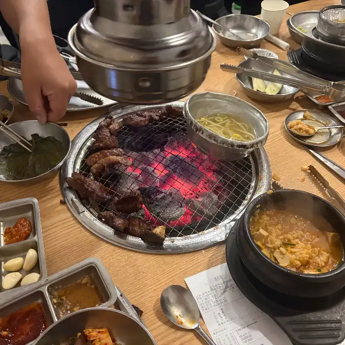 테이블에 차려진 푸짐한 식사 상차림