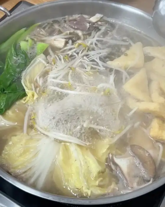 다양한 채소와 재료가 끓고 있는 전골 냄비