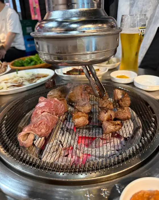 다양한 부위의 고기가 숯불 위에서 익어가는 모습