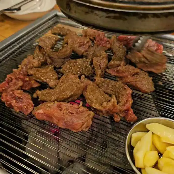 노릇하게 구워진 소갈비살