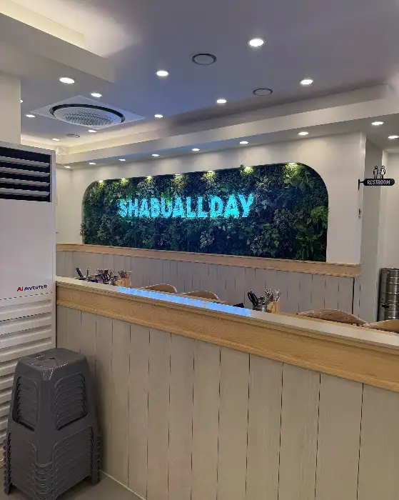 매장 내부의 'SHABUDAY' 간판