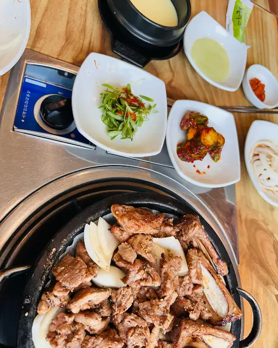 테이블에 차려진 다양한 밑반찬과 고기