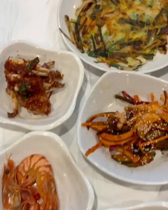 다양한 음식이 차려진 푸짐한 한상차림