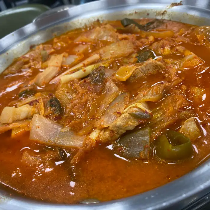 김치와 돼지고기, 두부가 푸짐하게 들어있는 김치찌개