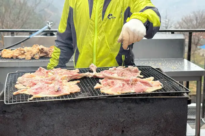 숯불 위에서 익어가는 닭구이