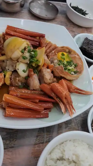 음식 위에 올려진 계란 노른자