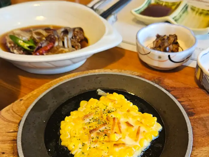 따뜻한 옥수수 치즈 구이와 찜 요리