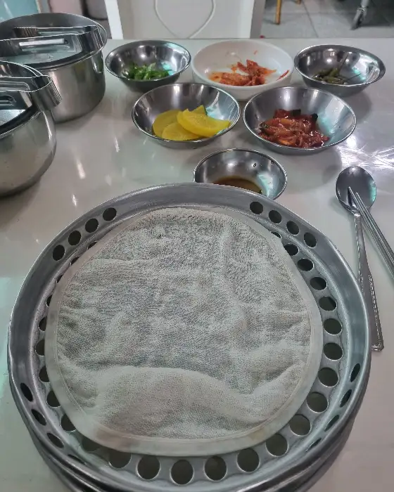 다양한 밑반찬이 준비된 식탁