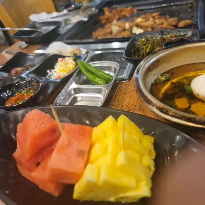 신선하고 달콤한 후식 과일