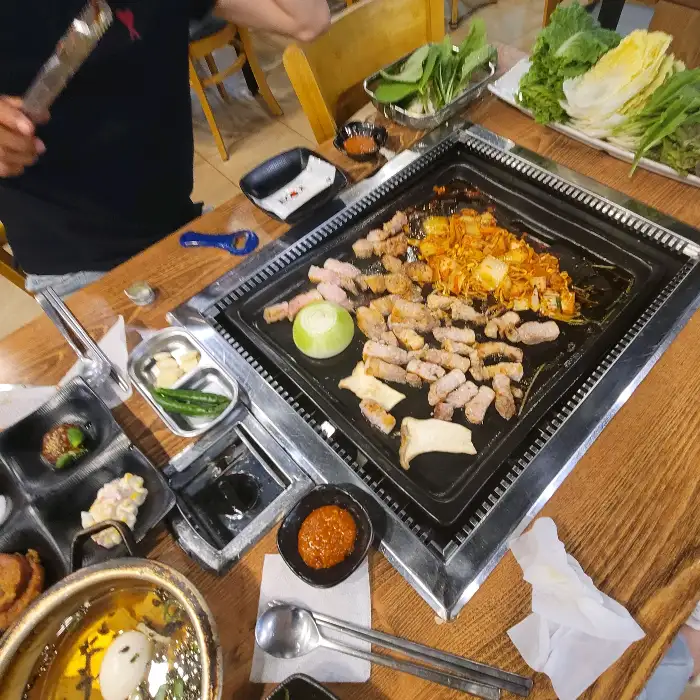 통삼겹살이 지글지글 맛있게 구워지는 모습