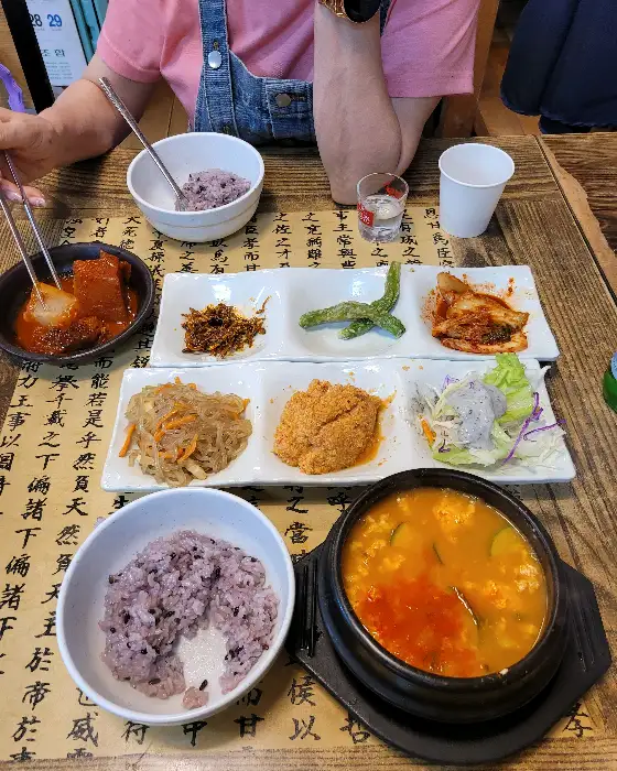 다양한 반찬과 순두부찌개