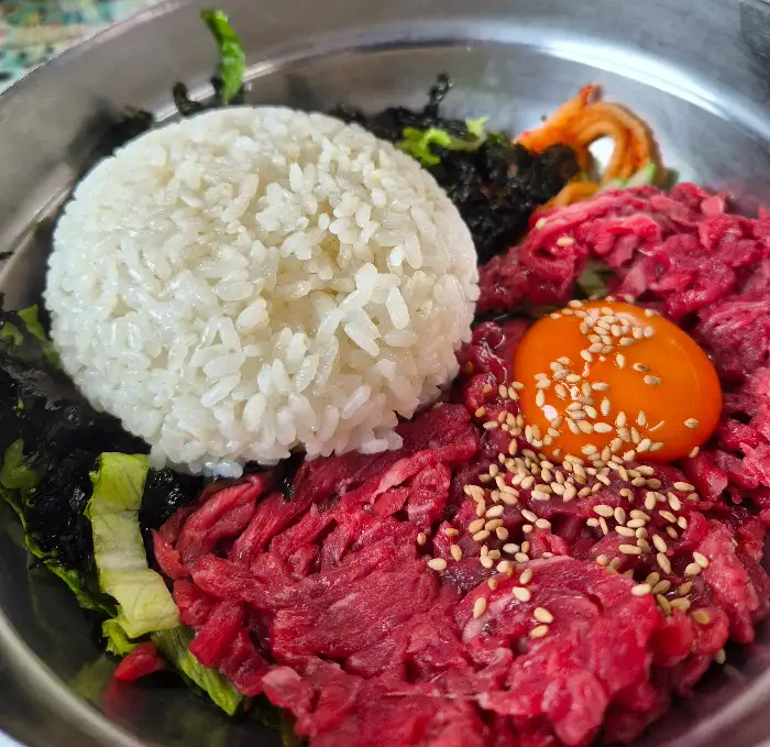 육회비빔밥 한 숟갈