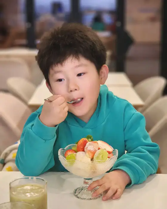 아이스크림 디저트를 먹는 아이