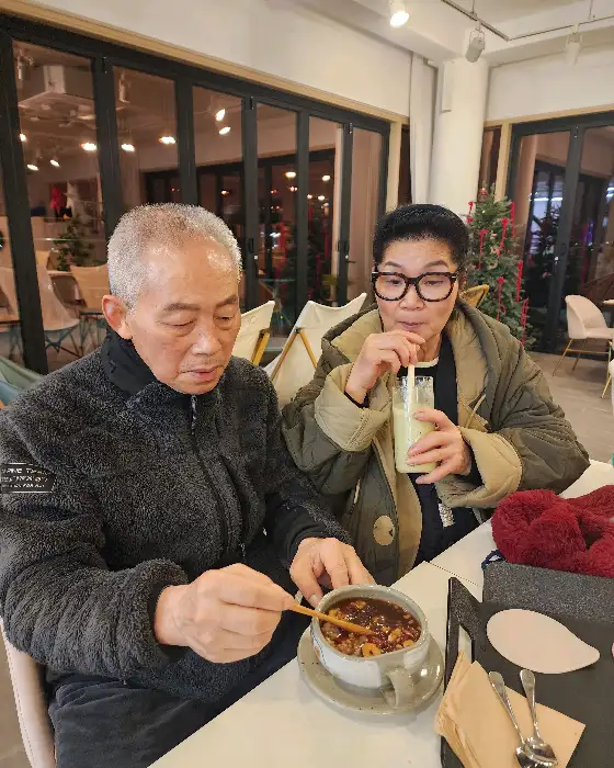 카페에서 음료와 디저트를 즐기는 사람들