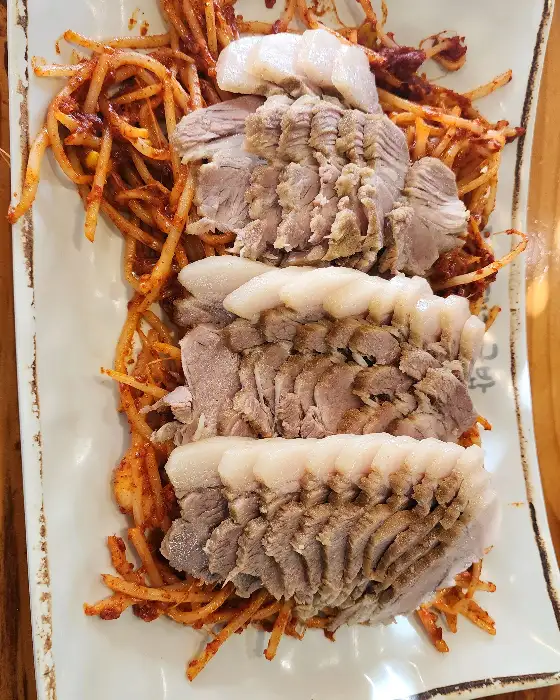 접시에 담긴 수육찜 근접 사진