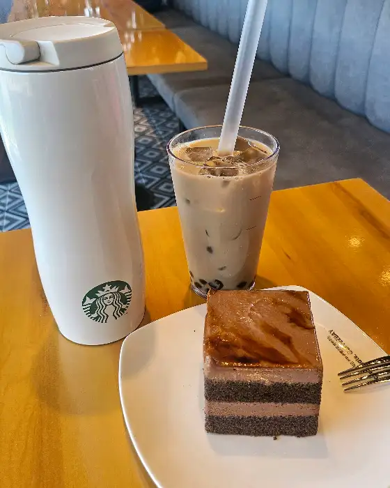 달콤한 초콜릿 케이크와 음료