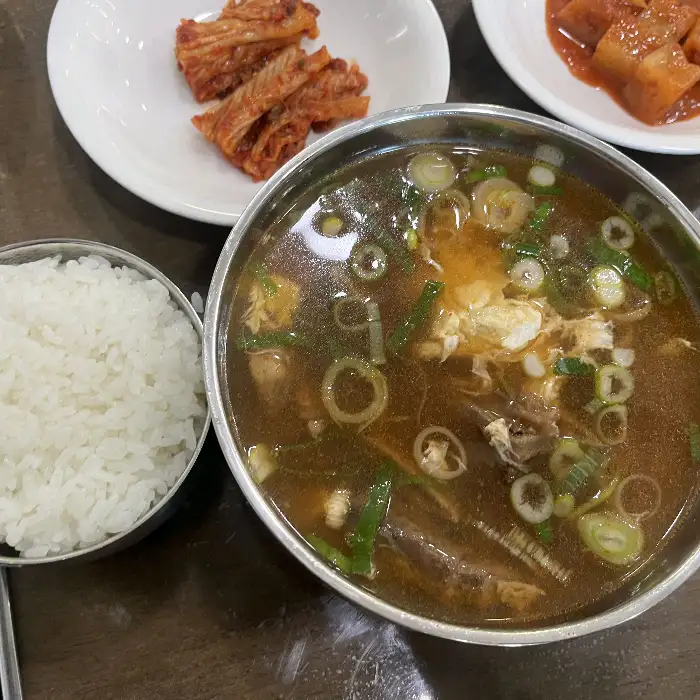갈비탕 국물과 계란 스크램블