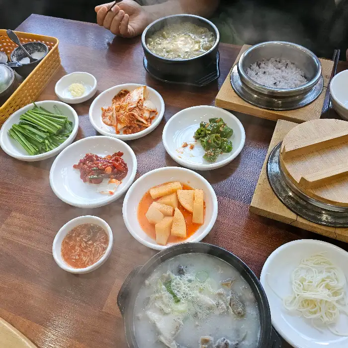 풍성한 한상차림의 추어탕 메뉴