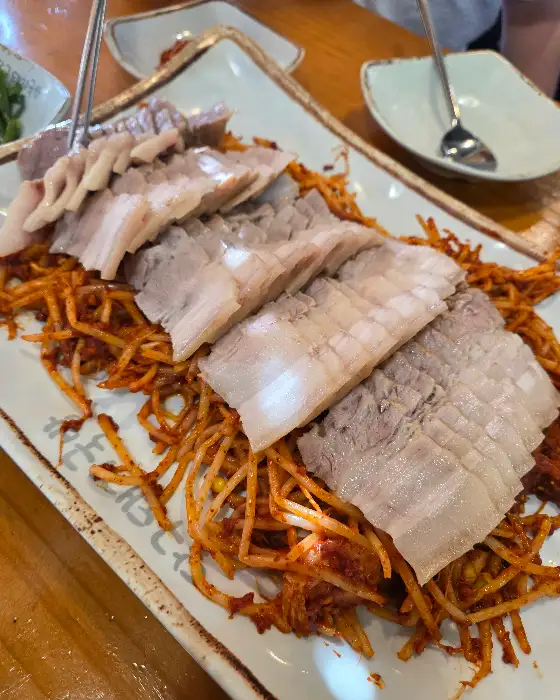접시에 담긴 수육찜 일부