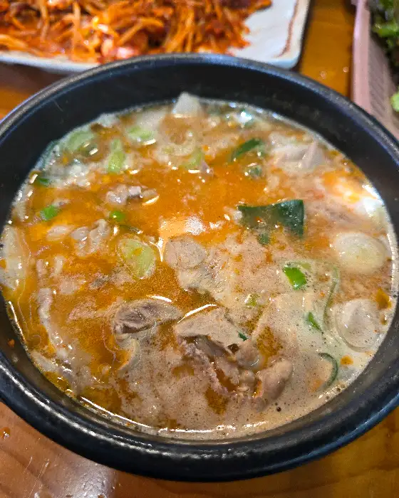 수육찜 위에 콩나물 무침이 올라간 모습