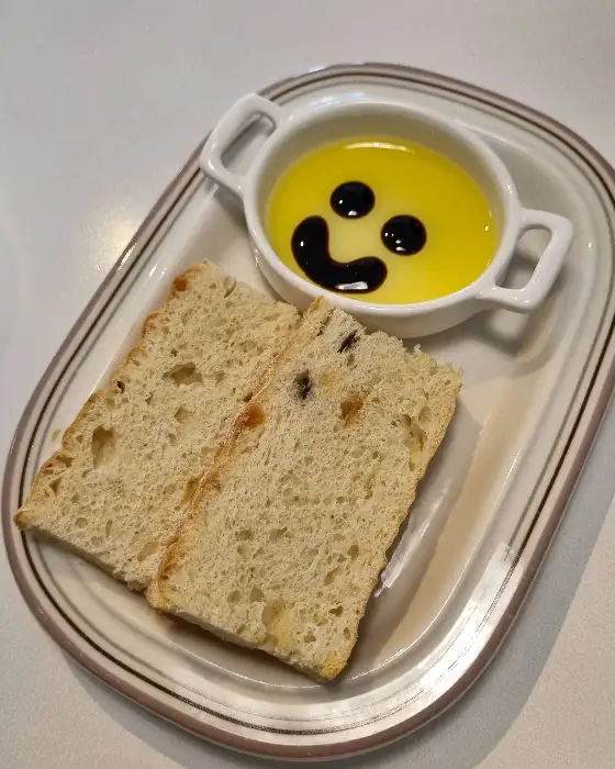 식전빵과 함께 나온 올리브 오일과 톡톡 터지는 수프