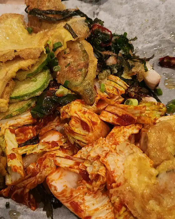 다양한 전과 김치가 푸짐하게 담긴 접시