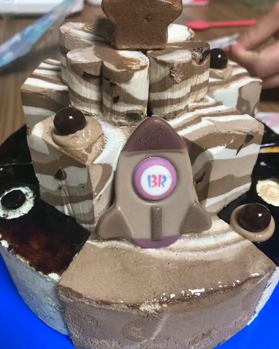 로켓 모양 초콜릿 장식이 있는 아이스크림 케이크