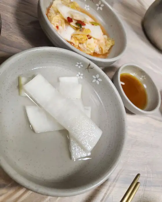 기본으로 제공되는 김치와 무 절임
