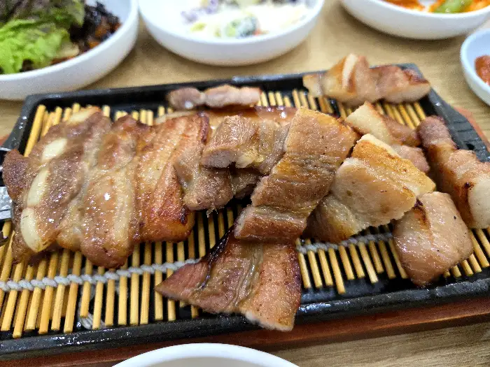 육질이 살아있는 석갈비 클로즈업