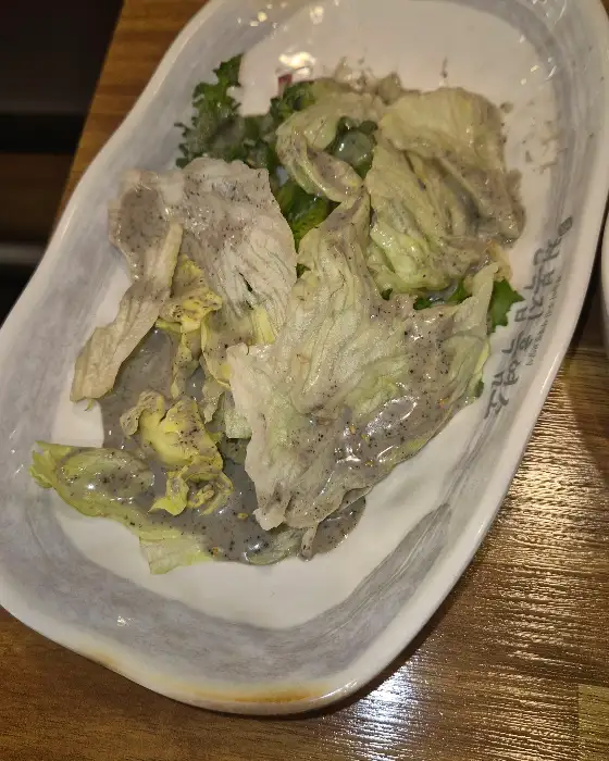 흑염소 모듬 수육과 함께 제공되는 샐러드