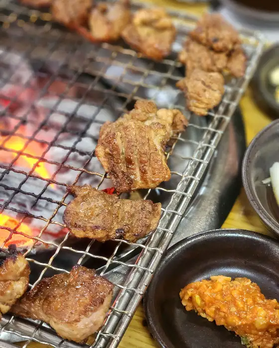 숯불 위에서 익고 있는 돼지갈비