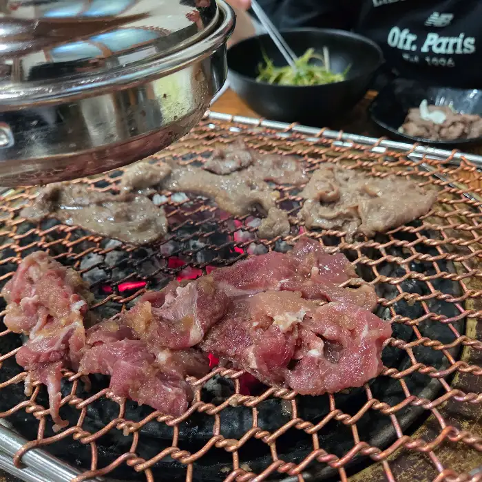 숯불 위에서 구워지는 불고기
