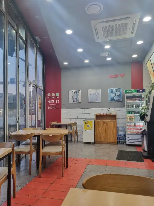 매장 내부 테이블과 의자