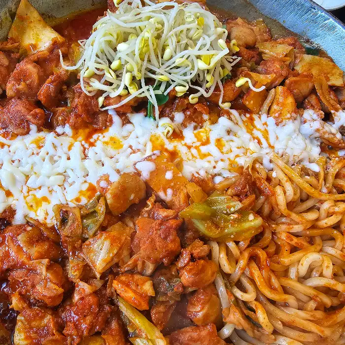 철판에서 맛있게 익어가는 닭갈비