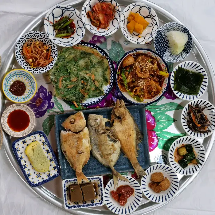다양한 밑반찬과 쌈채소