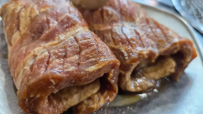 부드럽고 윤기 나는 돼지갈비 근접샷