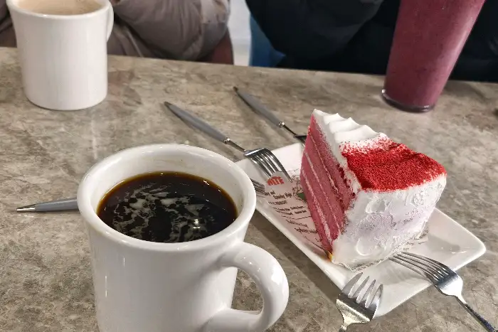 따뜻한 커피와 맛있는 디저트