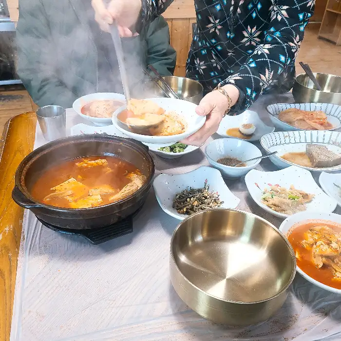 식사하는 모습