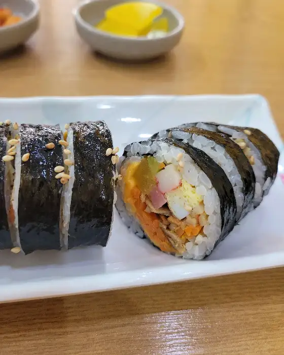 다양한 속재료가 보이는 김밥 단면