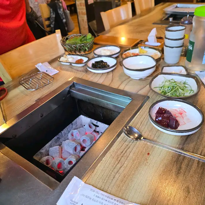 식당 내부 전경 및 테이블 세팅