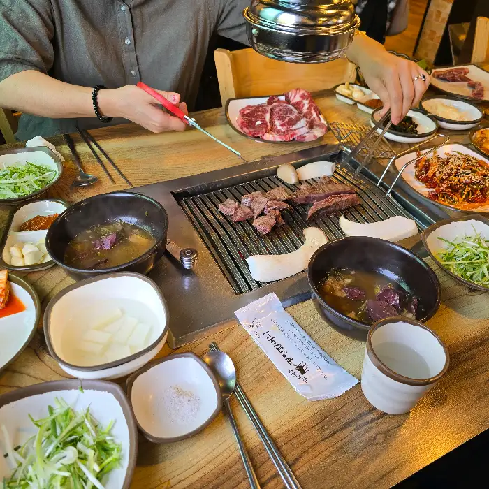 테이블에 차려진 푸짐한 식사 모습